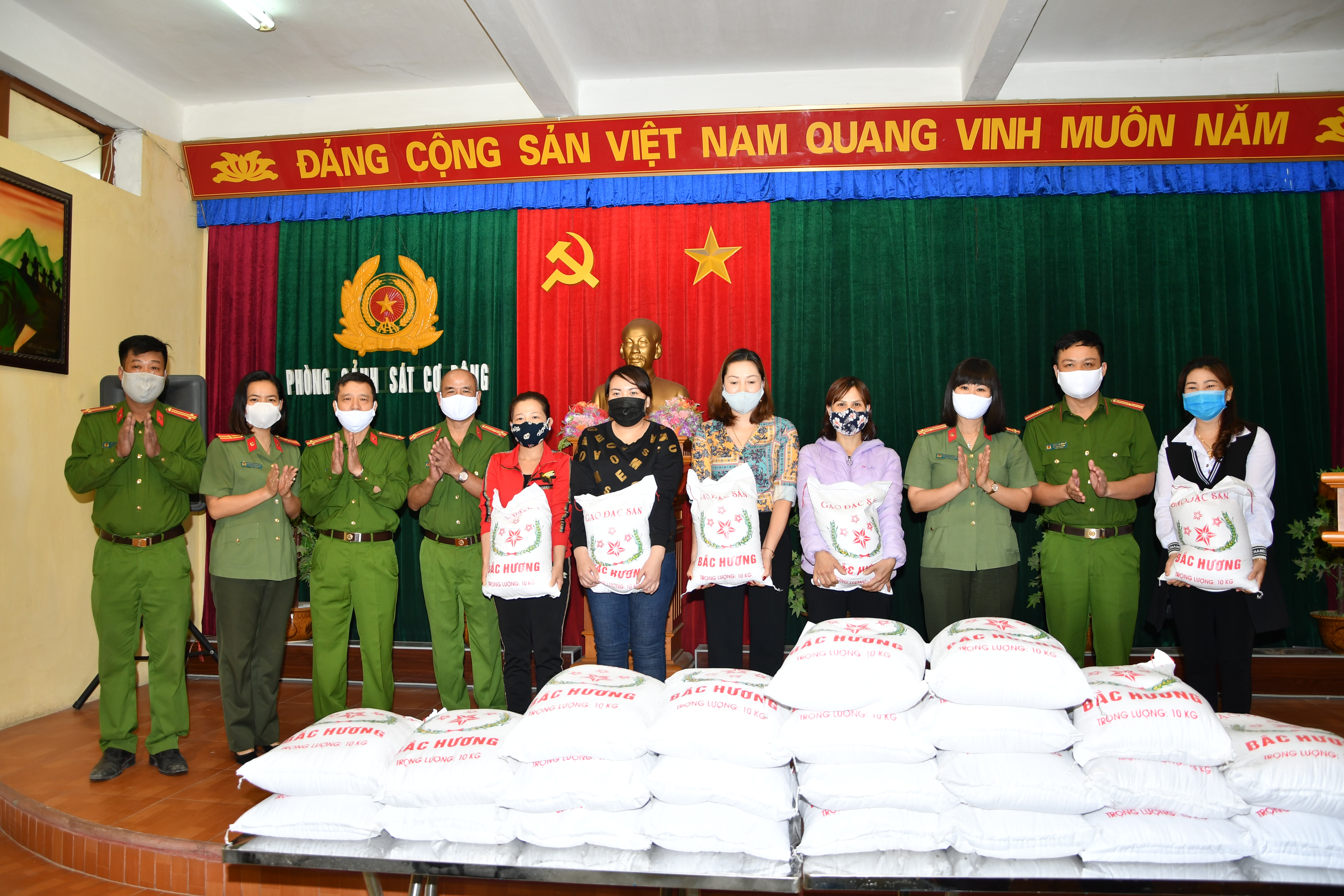 Công đoàn cơ sở Phòng Cảnh sát cơ động - CATP: Tặng quà Công đoàn viên, người có hoàn cảnh đặc biệt khó khăn